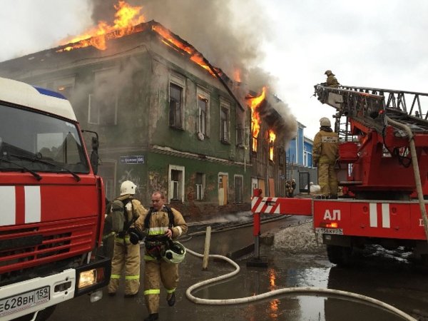Пожарная машина тушит пожар