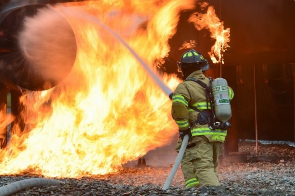 Картинки пожарные тушат пожар (49 фото)