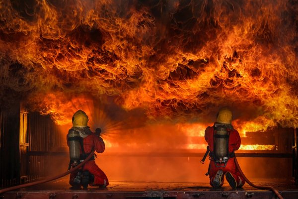 Пожарный на фоне огня
