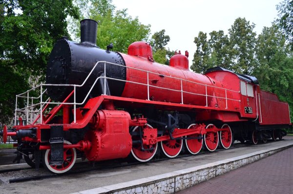 Паровоз красный Коммунар Челябинск