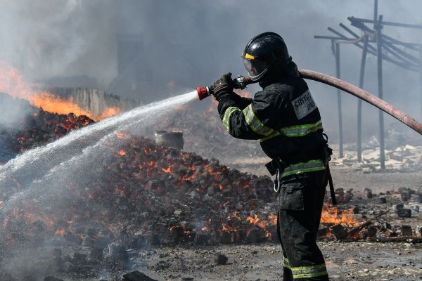 Пожарные тушат пожар