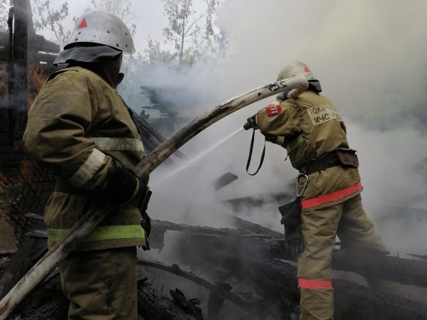 Пожарные тушат пожар