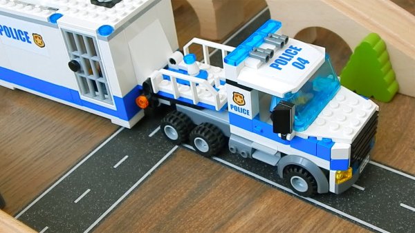 Конструктор LEGO Duplo 5680 полицейский грузовик