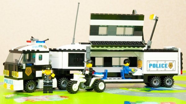 LEGO полицейский грузовик с прицепом