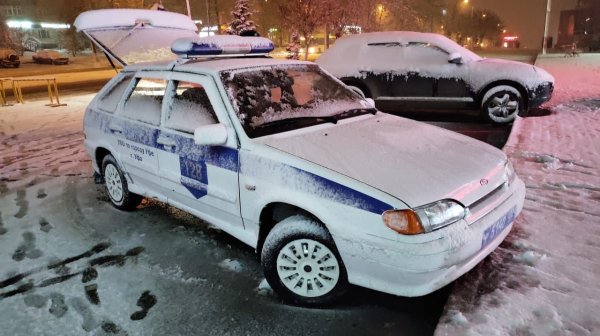 Белая ВАЗ 2114 опер зимой