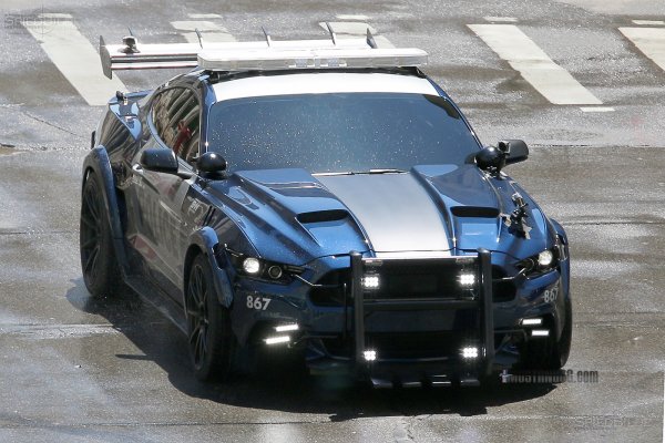Ford Mustang Баррикейд