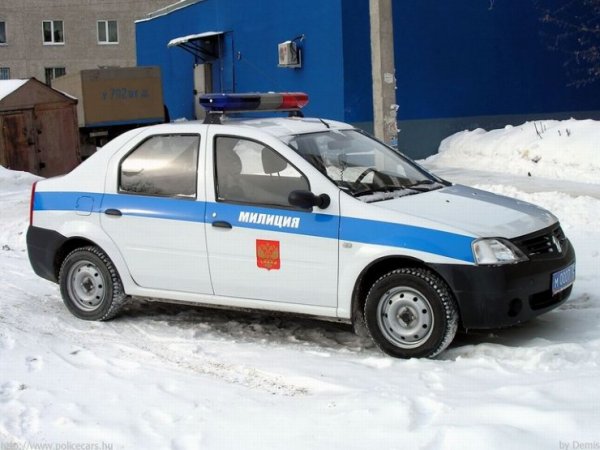 Машина Рено Логан полиция