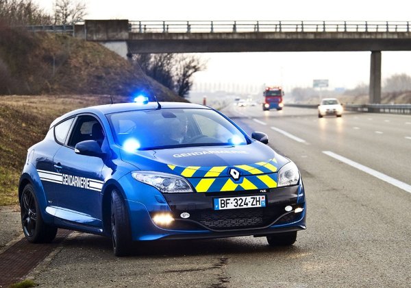 Полицейские машины во Франции Gendarmerie