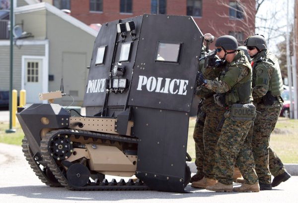 Роботизированный баллистический щит «SWAT-bot».