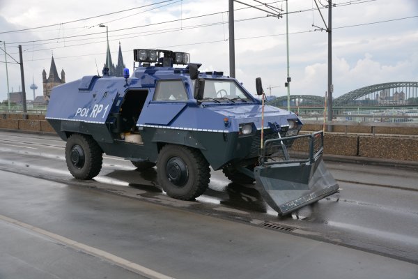 Броневики LAPD водомет