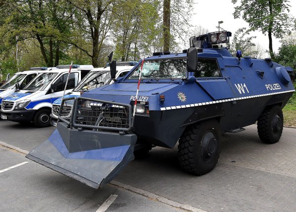 Броневики LAPD водомет