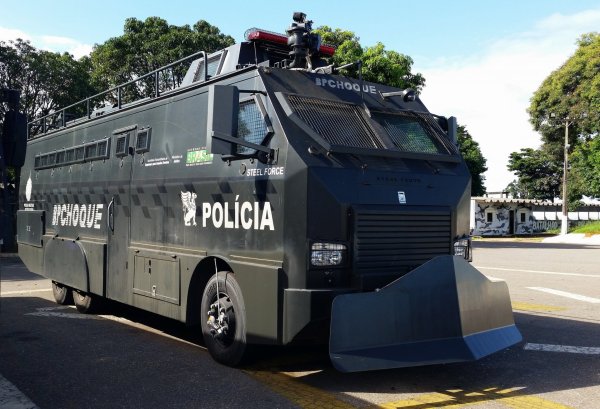 Бронированный фургон SWAT