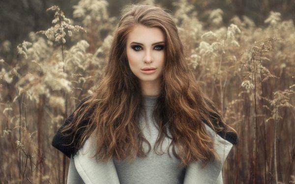 Женщины с длинными каштановыми волосами