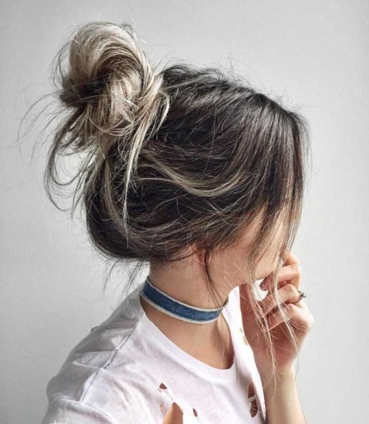Прическа messy bun