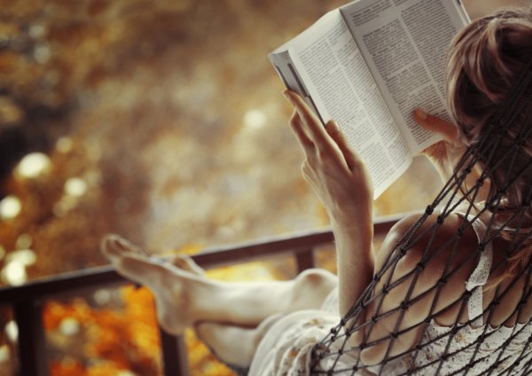 Женщина с книгой в руках