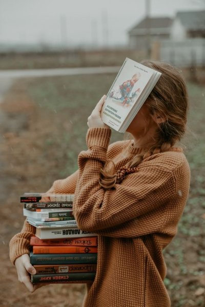 Фотосессия с книгой на улице