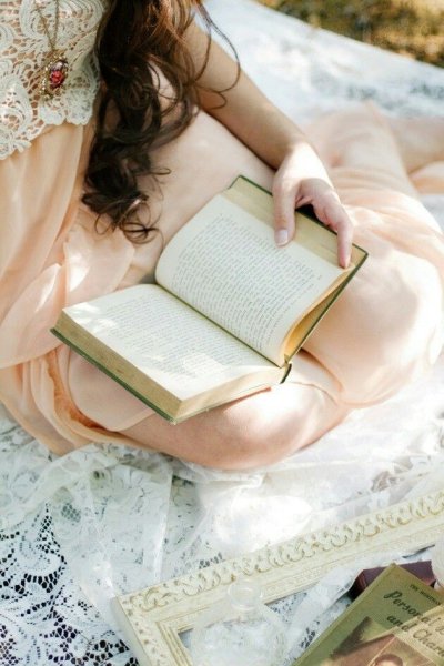 Красивая девушка с книгой