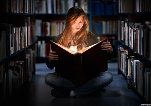 Девушка с книгой