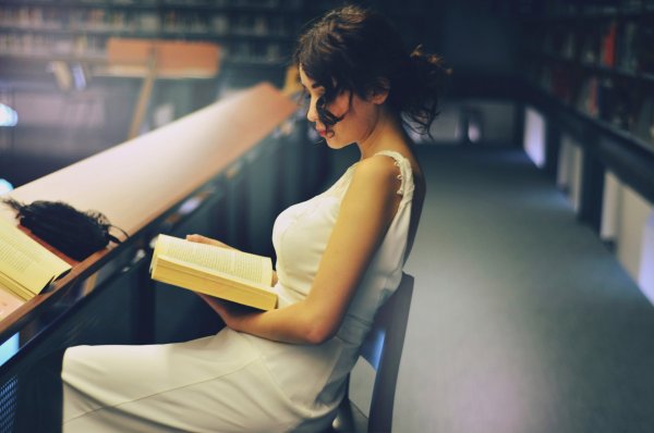 Девушка с книжкой в руках