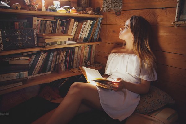 Девушка читает книгу
