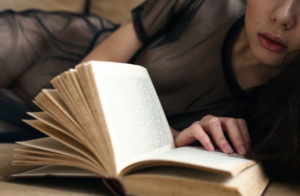 Девушка с книгой