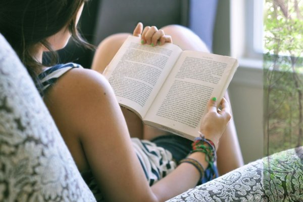 Брюнетка с книгой