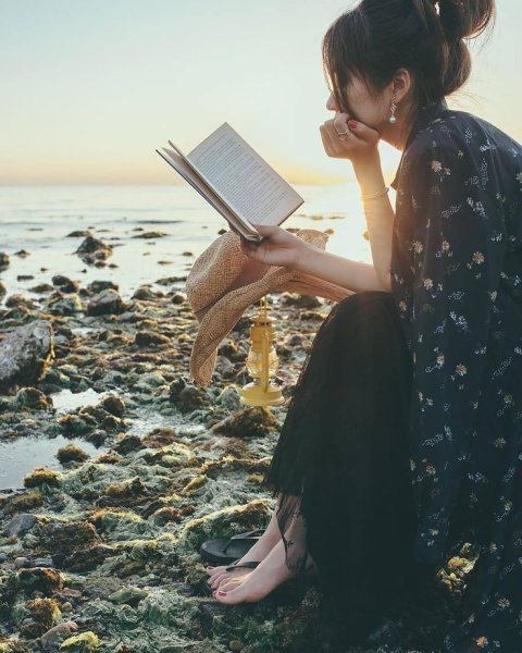 Девушка с книгой