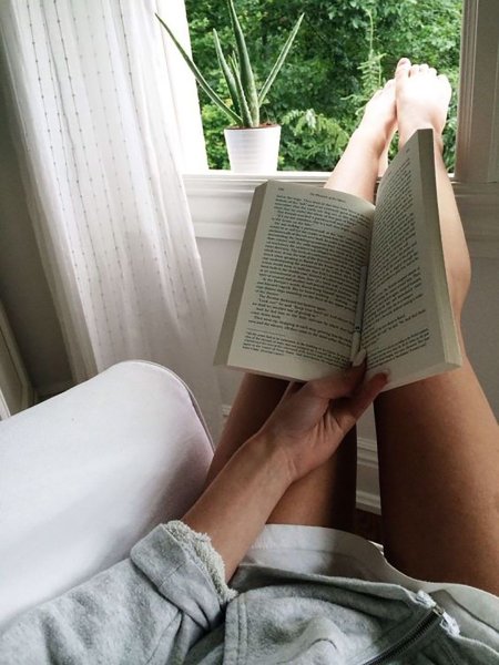 Девушка с книгой