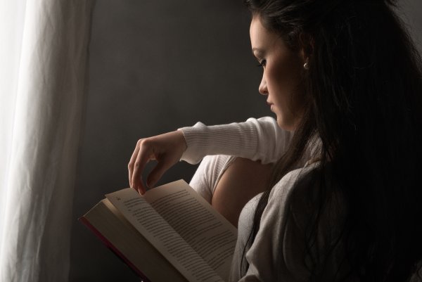 Девушка с книгой