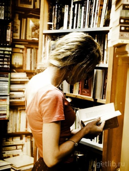 Девушка с книжкой
