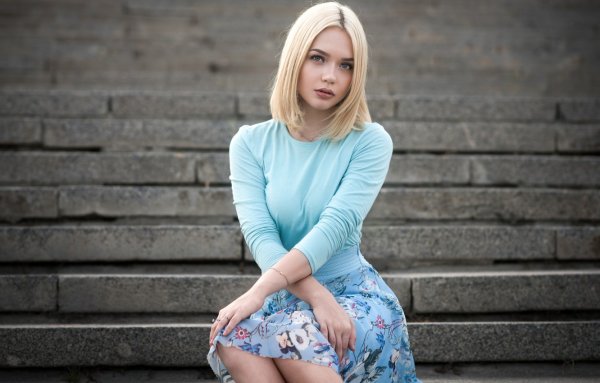 Скромная блондинка