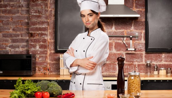 Повар на кухне
