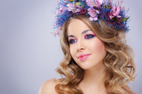 Женщина в венке