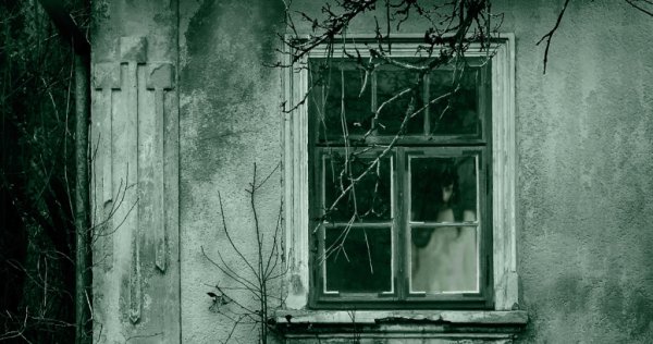Призраки в окнах домов