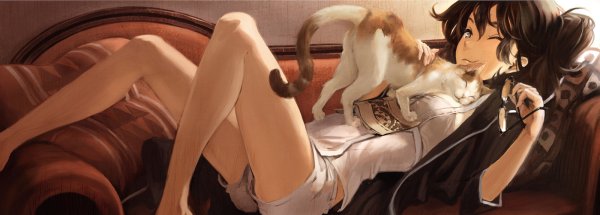 Девушка с котом на диване