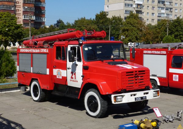 В Астрахани пожарный автомобиль и микроавтобус