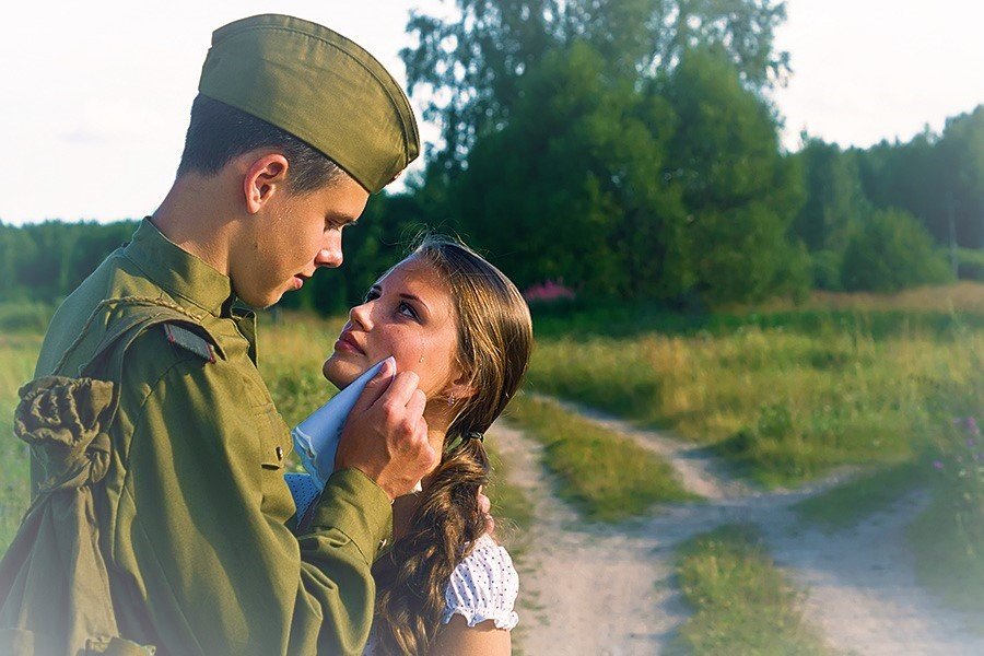 Солдат прощается с девушкой. Девушка солдат. Военная фотосессия. Встреча солдата. Песни баба хочет мужика