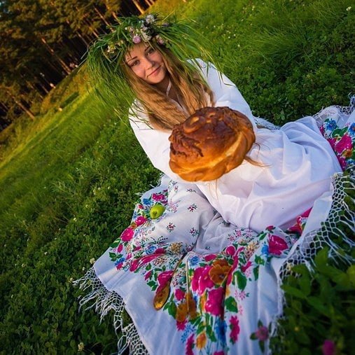 Русская красавица с хлебом и солью