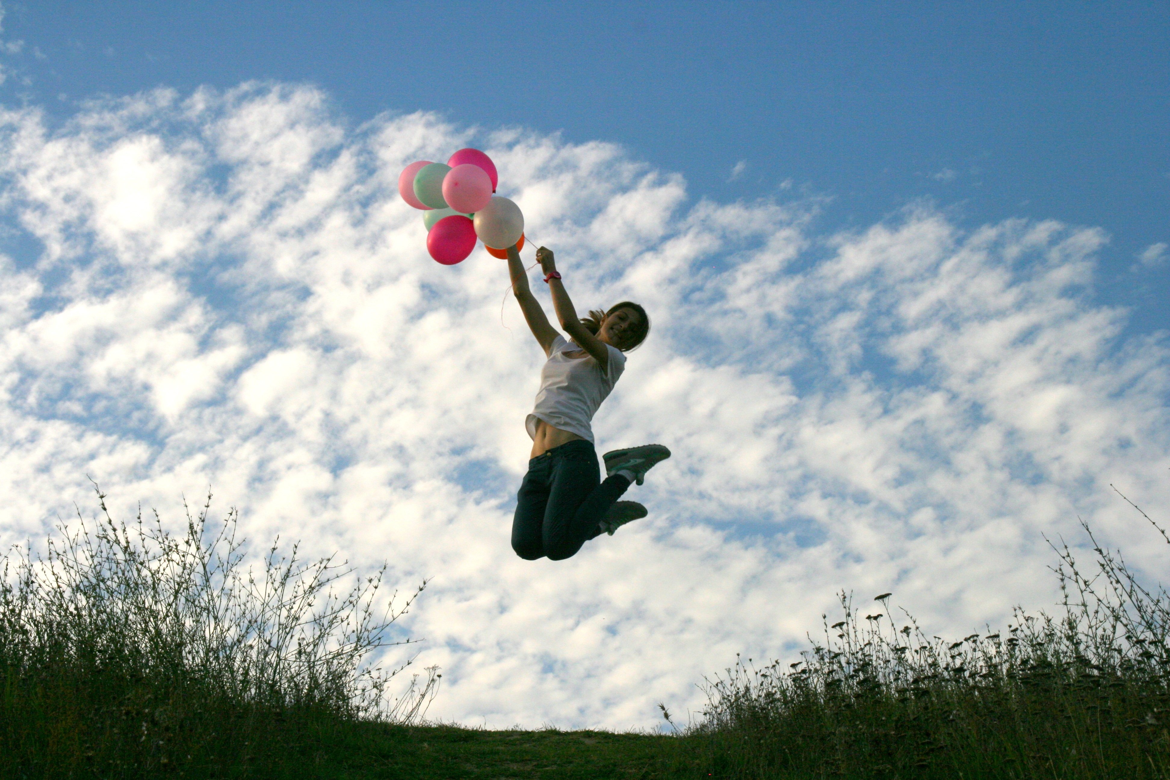 Человек на шарах в воздухе. Человек на воздушных шарах. Человек с воздушным шариком. Вприпрыжку с воздушными шарами. Улетающий воздушный шар.