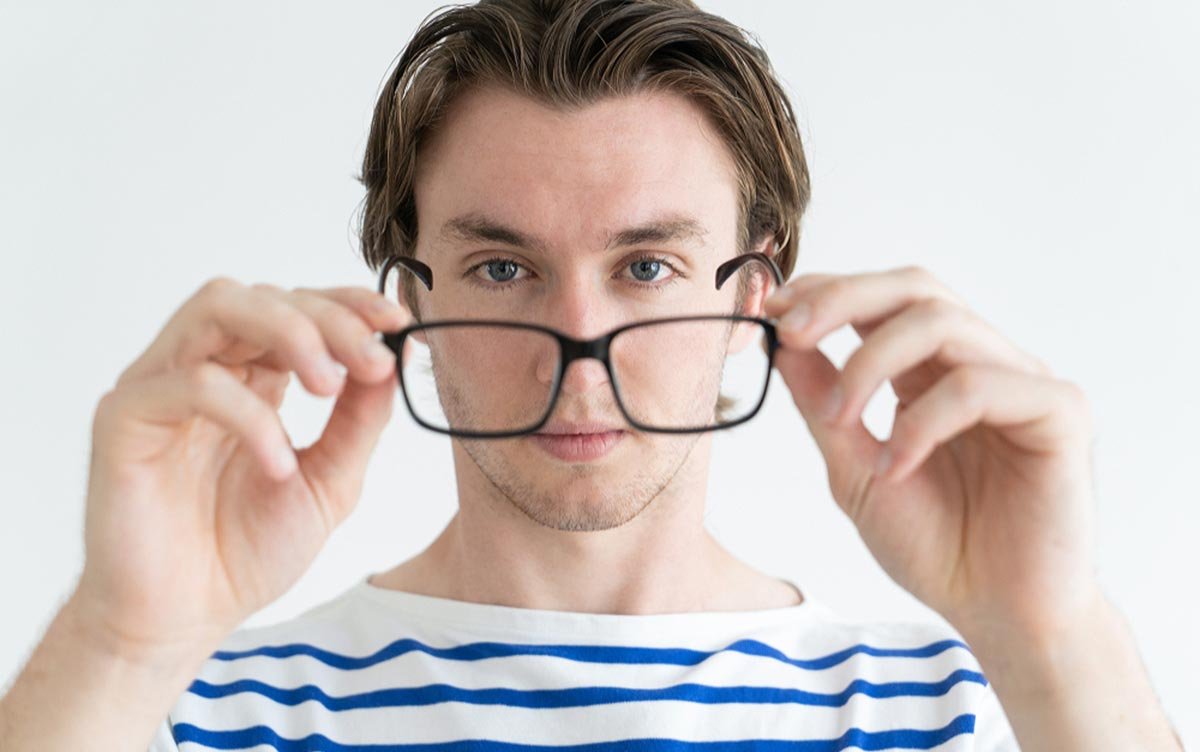 Почему очки назвали очками. Человек в очках. Человек надевает очки. Очки на человеке. Ухудшение зрения.