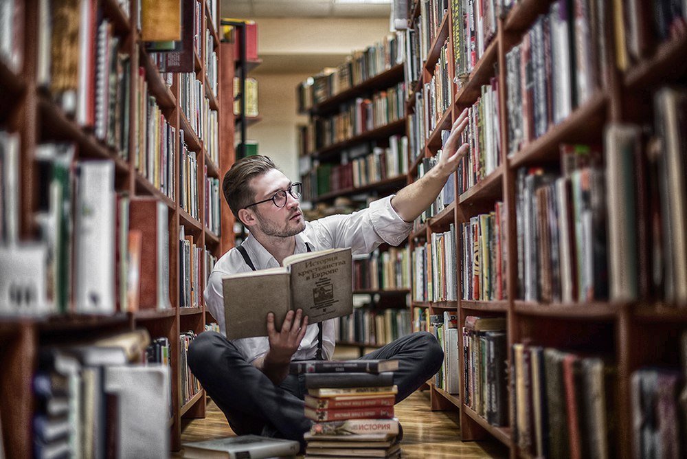 Humans book. Чтение книг. Читатели в библиотеке. Люди в библиотеке. Чтение в библиотеке.