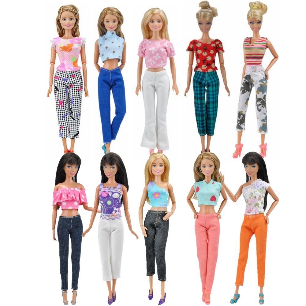 Как одеваются барби. Аутфиты для Барби. Современная одежда для кукол. Кукла Барби в джинсах. Одежда для Барби.