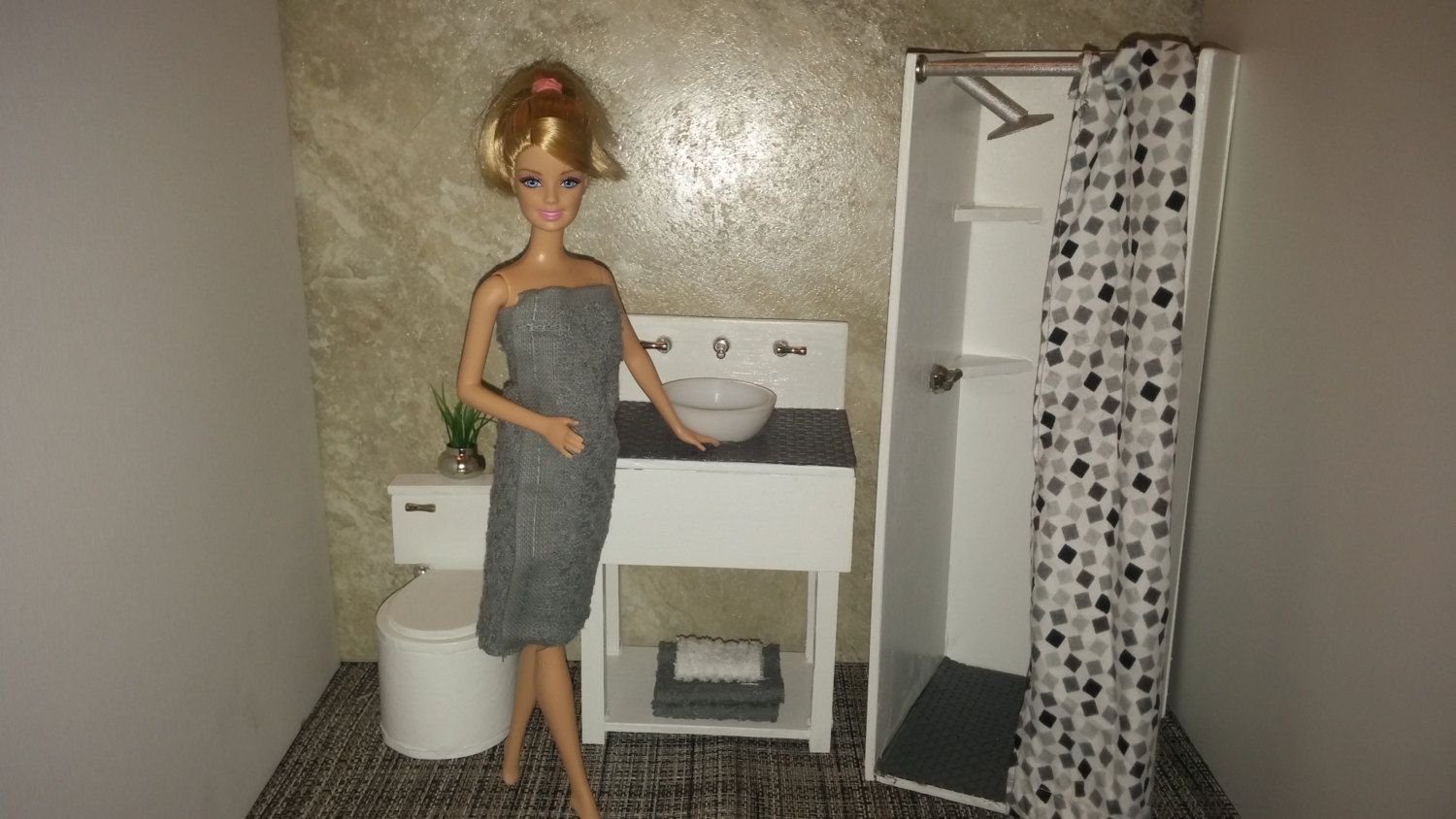 Мебель и аксессуары для Барби и других кукол своими руками: простые интересные идеи