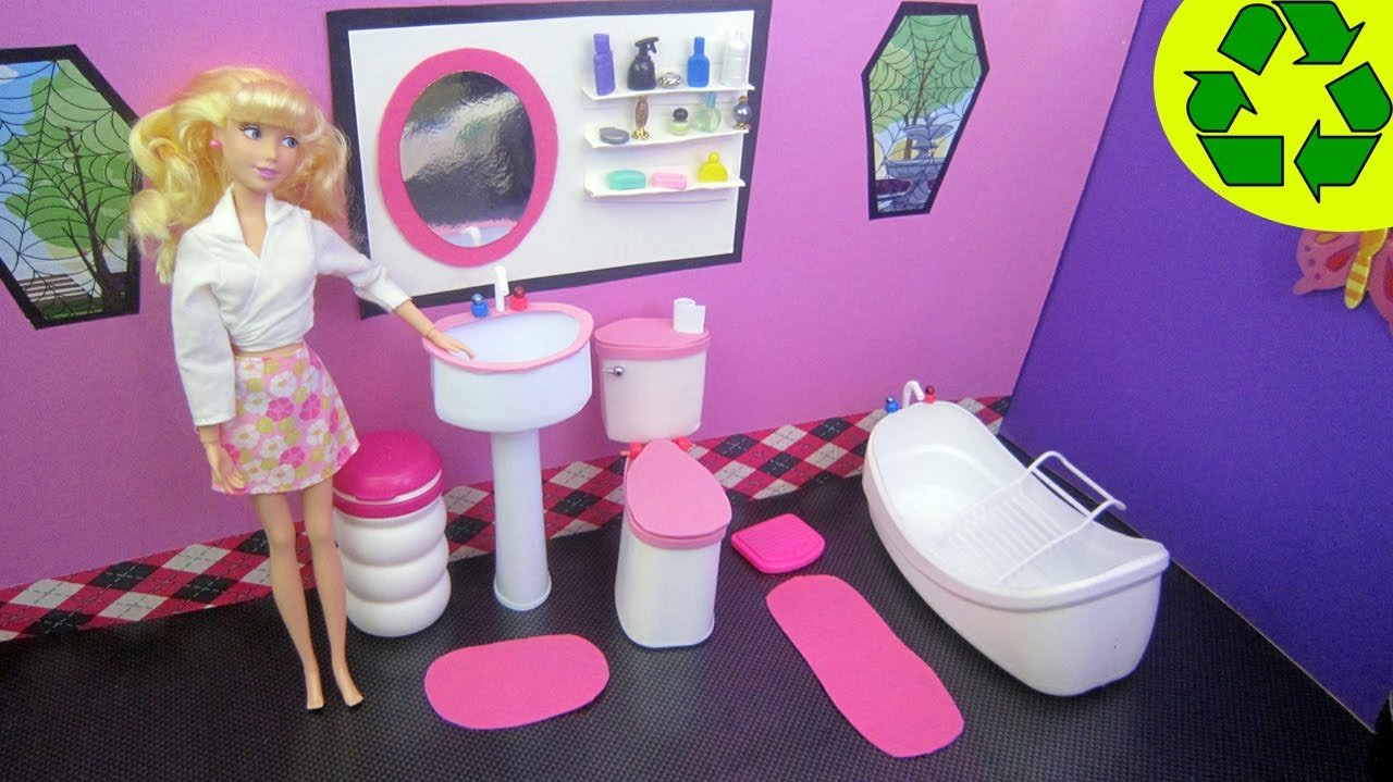 Игры делать туалет. Ванная комната для Барби. Мебель для Барби туалет. Туалет и ванная для Барби. Ванная для кукол Барби.