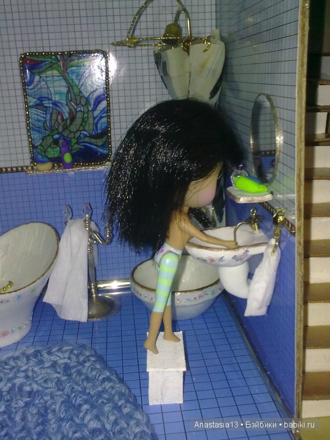 Игры делать туалет. Унитаз для кукольного домика. Кукла в ванную комнату. Унитаз из картона для кукол. Ванна и туалет для Барби.