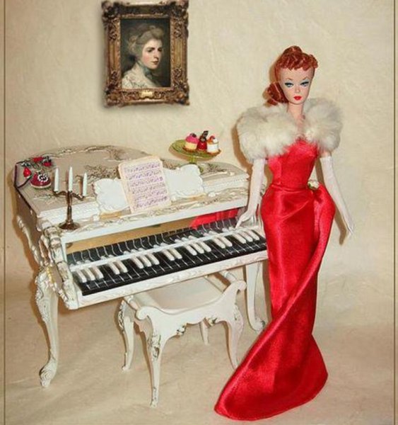 Кукла с пианино