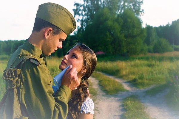 Солдат прощается с девушкой