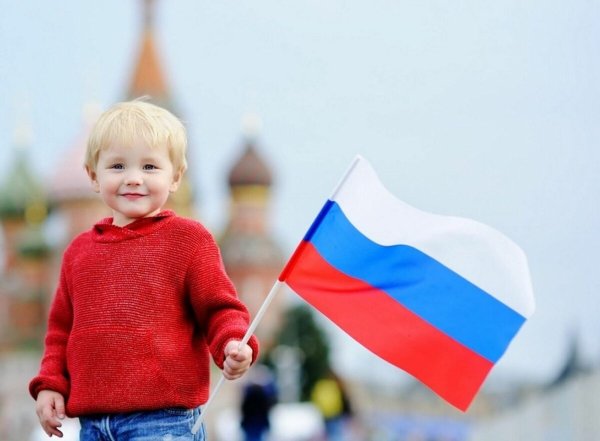 Дети с российским флагом