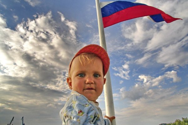 Дети с флажками России
