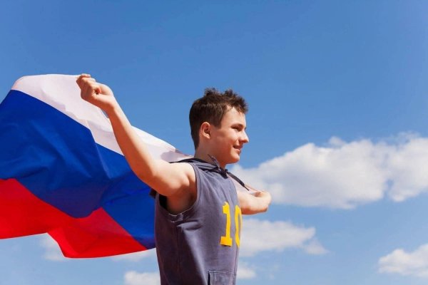 Парень с флагом России